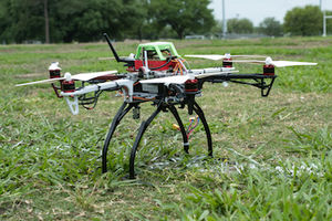 Mit Hightech bestückte Umwelt-Drohne vor dem Start (Foto: Jeff Fitlow, rice.edu)