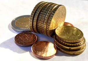 Münzen: Kritik an geringen Einkommen (Foto: Klaus-Uwe Gerhardt, pixelio.de)