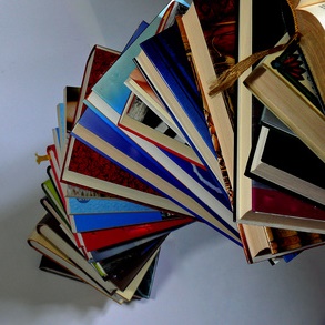 Bücherturm: Lesegewohnheiten haben sich geändert (Foto: pixelio.de, Lupo)
