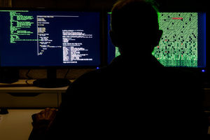 Hacker am Werk: Viele Unternehmen betroffen (Foto: Bernd Kasper, pixelio.de)
