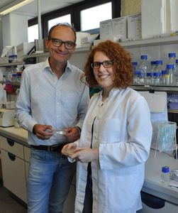 Johannes Herrmann und Doktorandin Katja Hansen im Labor (Foto: AG Herrmann)