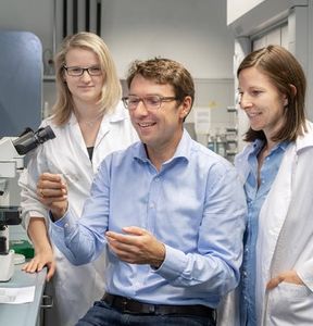 Dirk Haller und sein Team im Labor in München (Foto: A. Heddergott, tum.de)