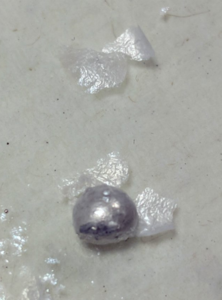 Aluminiumoxid-Flocken auf der Oberfläche von Flüssigmetall (Foto: rmit.edu.au)