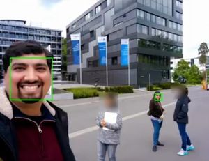Gesichter werden erkannt und bei Bedarf gepixelt (Foto: youtube.com)