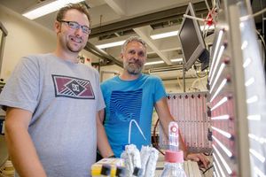 Projektbeteiligte Marc Nowaczyk (rechts) und Kollege Adrian Ruff (Foto: rub.de)