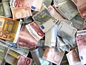 Geldscheine: Start-ups ziehen Investoren an (Foto: M. Zimmermann, pixelio.de)