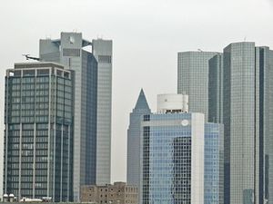 Wolkenkratzer: Banker bangen um ihre Jobs (Foto: pixelio.de, Lupo)