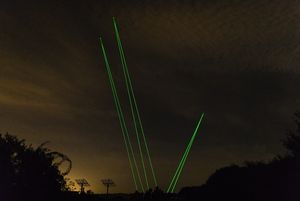 Pfeile am Himmel: Dort ist Weltraumschrott (Foto: studioroosegaarde.net) Pfeile am Himmel: Dort ist Weltraumschrott (Foto: studioroosegaarde.net)