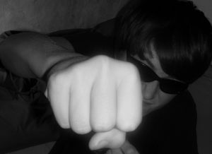 Faust: Gewalt als häufige Todesursache (Foto: Stephanie Hofschlaeger/pixelio.de)