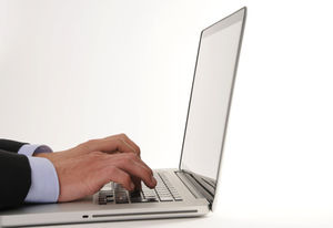 Beim Tippen: Politik-Werbung im Social Web normal (Foto: Jorma Bork, pixelio.de) Beim Tippen: Politik-Werbung im Social Web normal (Foto: Jorma Bork, pixelio.de)