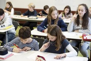 Schüler in der Klasse beim Arbeiten (Foto: B. Steinhilber, uni-tuebingen.de)