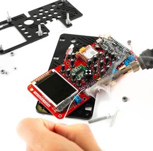 Zusammenbau des Mobiltelefons Marke Eigenbau (Foto: kck.st/2NHAnkz)