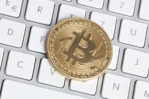 Bitcoin auf Computertastatur als Klimakiller (Foto: Tim Reckmann, pixelio.de)