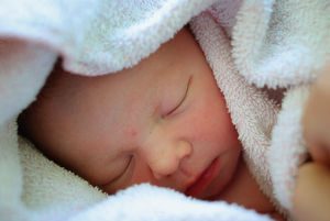 Neugeborenes Baby kurz nach der Geburt (Foto: Christian v.R., pixelio.de)