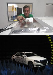 Gerald Artner testet Sendeleistung von neuer Auto-Antenne (Foto: tu-wien.at)