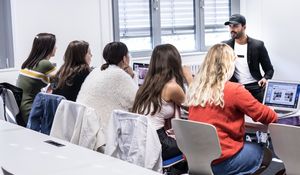 Rafy Ahmed mit den Studierenden (Foto: ISM)