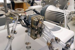 Prototyp der MIT-Aluminium-Luft-Batterie im Labor (Foto: mit.edu)