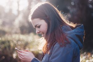 Am Smartphone: Freundesanfragen oft riskant (Foto: Luke Porter, unsplash.com)