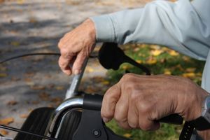 Zittrige Hände: Hoffnung auf neuen Behandlungsansatz (Foto: pixelio.de, R. B.)