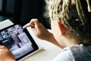 Tablet: Altersnachweis für Kinder im Web diskutiert (Foto: Starkov/unsplash.com)