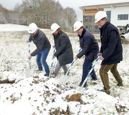 Beim ersten Spatenstich in Finning