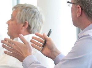 Besprechung: Manager sollten in die Zukunft schauen (Foto: staufen.ag)