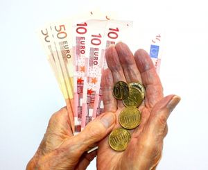 Geld in den Händen: Warten zahlt sich oft aus (Foto: Rike, pixelio.de)