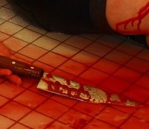 Blutiges Messer: Jugendliche begehen oft Suizid (Foto: pixelio.de, Martin Quast)