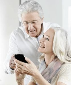 Senioren mit Smartphone: Einfach sollte es sein (Foto: emporia.at)