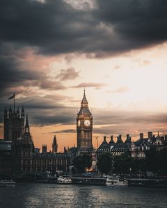 Tiefdunkle Wolken über Westminster (Foto: unsplash.com, Luke Stackpoole)