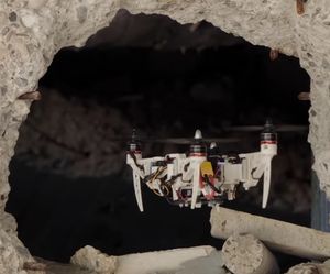Wandlungsfähige Drohne passiert eine Engstelle ohne Probleme (Foto: uzh.ch)