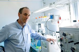 Marc Diamond untersucht Tau-Proteine im Labor (Foto: utsouthwestern.edu)