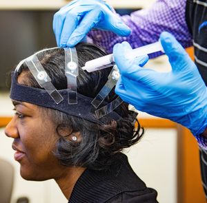 Im Labor: Testperson mit EEG-Haube (Foto: Marshall Farthing, purdue.edu)