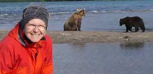 Ilse Meyer mit  Bären in Kamtschatka (Foto: Ilse Meyer)