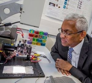 Professor Tilak Dias bei Versuchen im Labor (Foto: ntu.ac.uk)