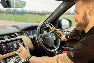 Ormrod am Steuer des Fahrzeugs mit dem neuen System (Foto: jaguarlandrover.com)