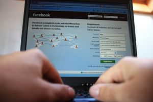 Facebook-User in Aktion: Wert individuell verschieden (Foto: F. Gopp/pixelio.de)