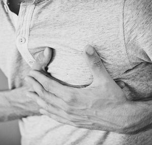 Brustschmerz: Infarkt geht oft mit Jobverlust einher (Foto: pixabay.com, Pexels)