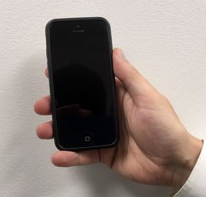 Kristall im Handy zeigt radioaktive Strahlung (Foto: Robert Hayes, ncsu.edu)