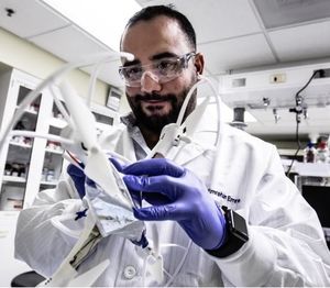 Laborant beim Zusammenbau einer Knorpel-Batterie (Foto: Evan Doughtry)