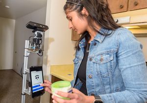 Intelligenter Roboter RAS beim Test mit einer Studentin (Foto: wsu.edu) Intelligenter Roboter RAS beim Test mit einer Studentin (Foto: wsu.edu)