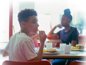 Ungesundes Essem: US-Kids mit Fast Food (Foto: uconnruddcenter.org)
