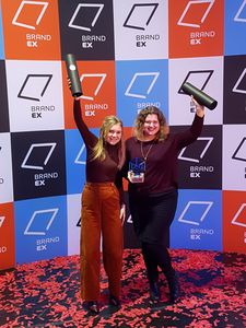 Alena Knaebel (l.) & Susanne Müller nahmen in Dortmund den Award entgegen (©ISM)