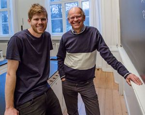 Mathias Heltberg und Mogens Høgh Jensen im Hörsaal (Foto: nbi.ku.dk)