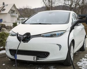 Renault ZOE beim Laden: Rohstoffe wichtig (Foto: pixabay.com, IsmaelMarder)