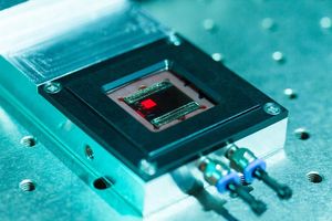 Perowskit-Solarzelle leuchtet unter Strom (Foto: fz-juelich.de, Daniel Weigand)