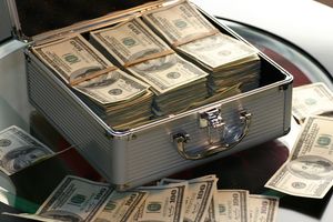 Geldkoffer: Millionäre sind nicht untätig (Foto: pixabay.com, Maklay62)