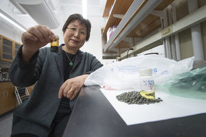 Linda Wang mit verflüssigtem Kunststoff (Foto: Vincent Walter, purdue.edu)