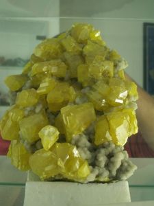 So sehen natürliche Schwefelkristalle aus (Foto: Helmut J. Salzer, pixelio.de)