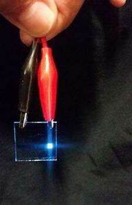 Blau strahlende organische Leuchtdiode (Foto: Mark E. Thompson, usc.edu)